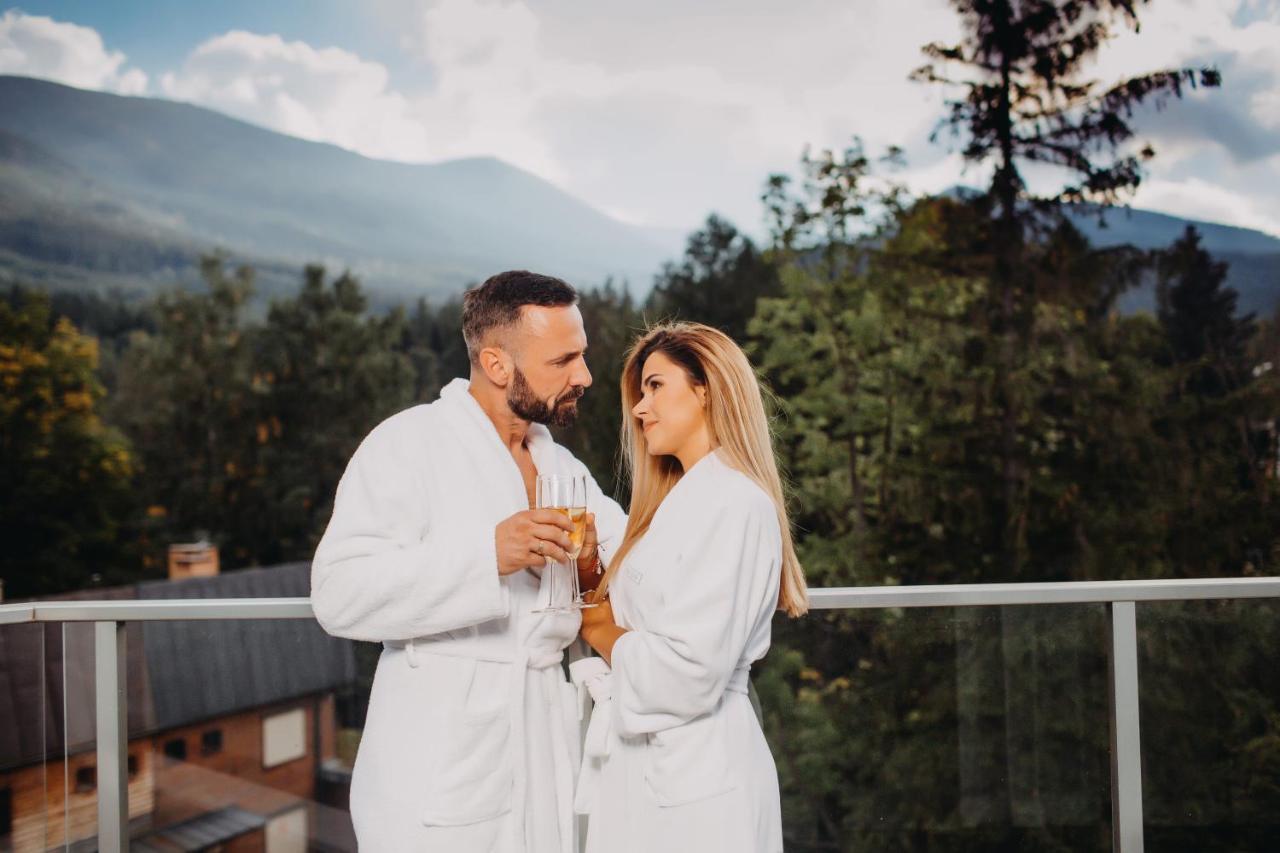 Green Mountain 5* Hotel Karpacz Exteriör bild A couple wearing bathrobes