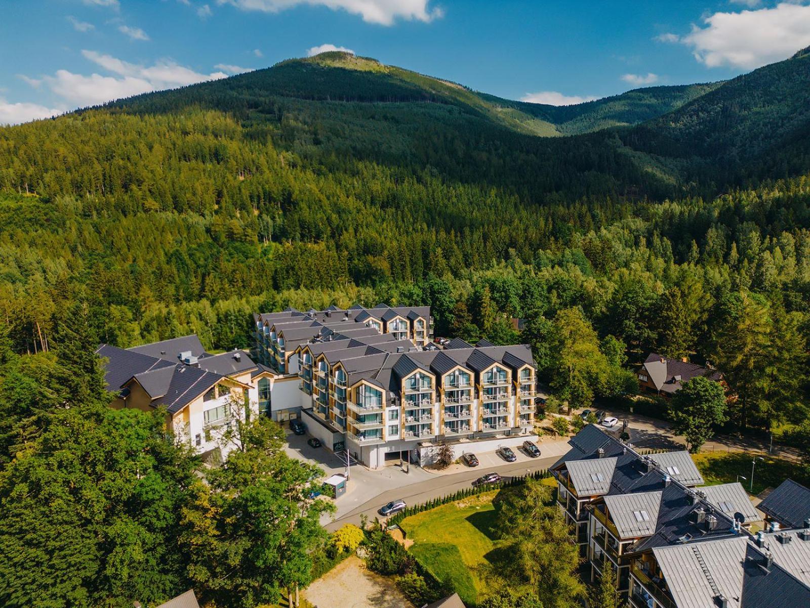 Green Mountain 5* Hotel Karpacz Exteriör bild Aerial view of the resort