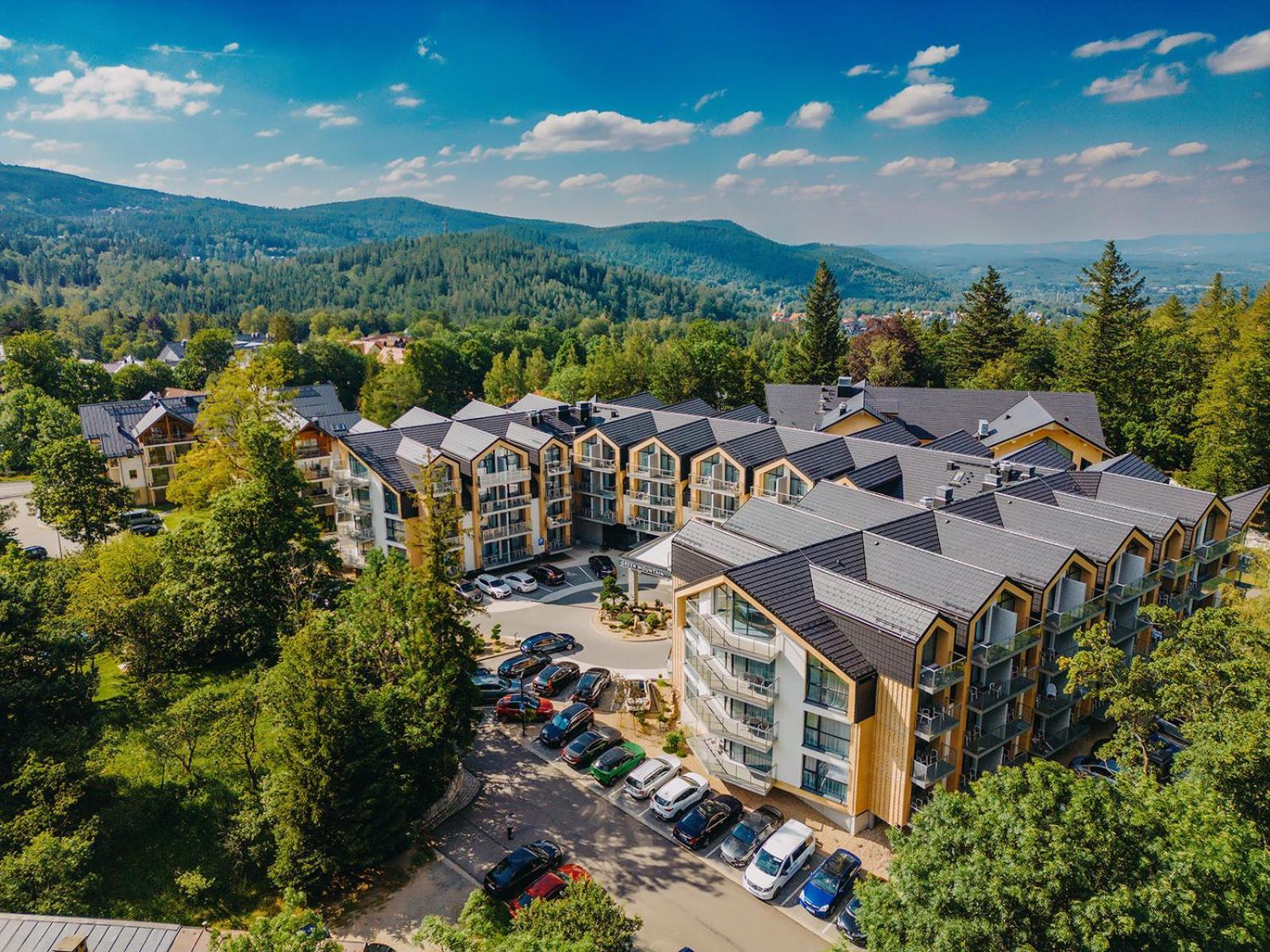Green Mountain 5* Hotel Karpacz Exteriör bild Aerial view of the hotel