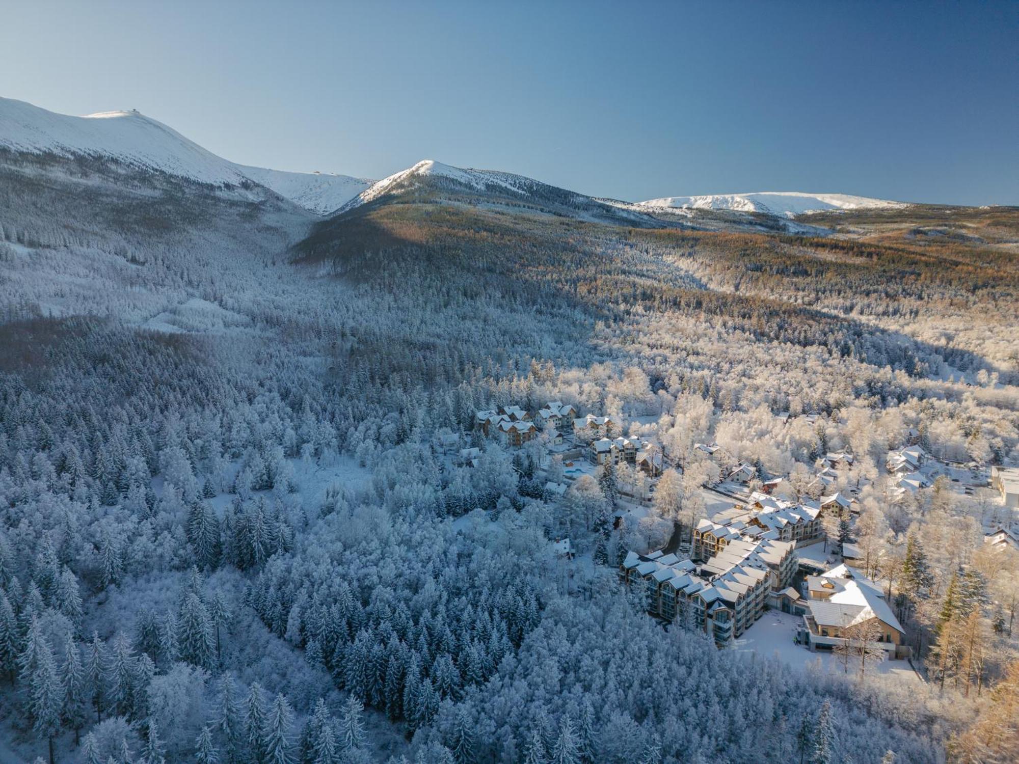 Green Mountain 5* Hotel Karpacz Exteriör bild Aerial view of the village