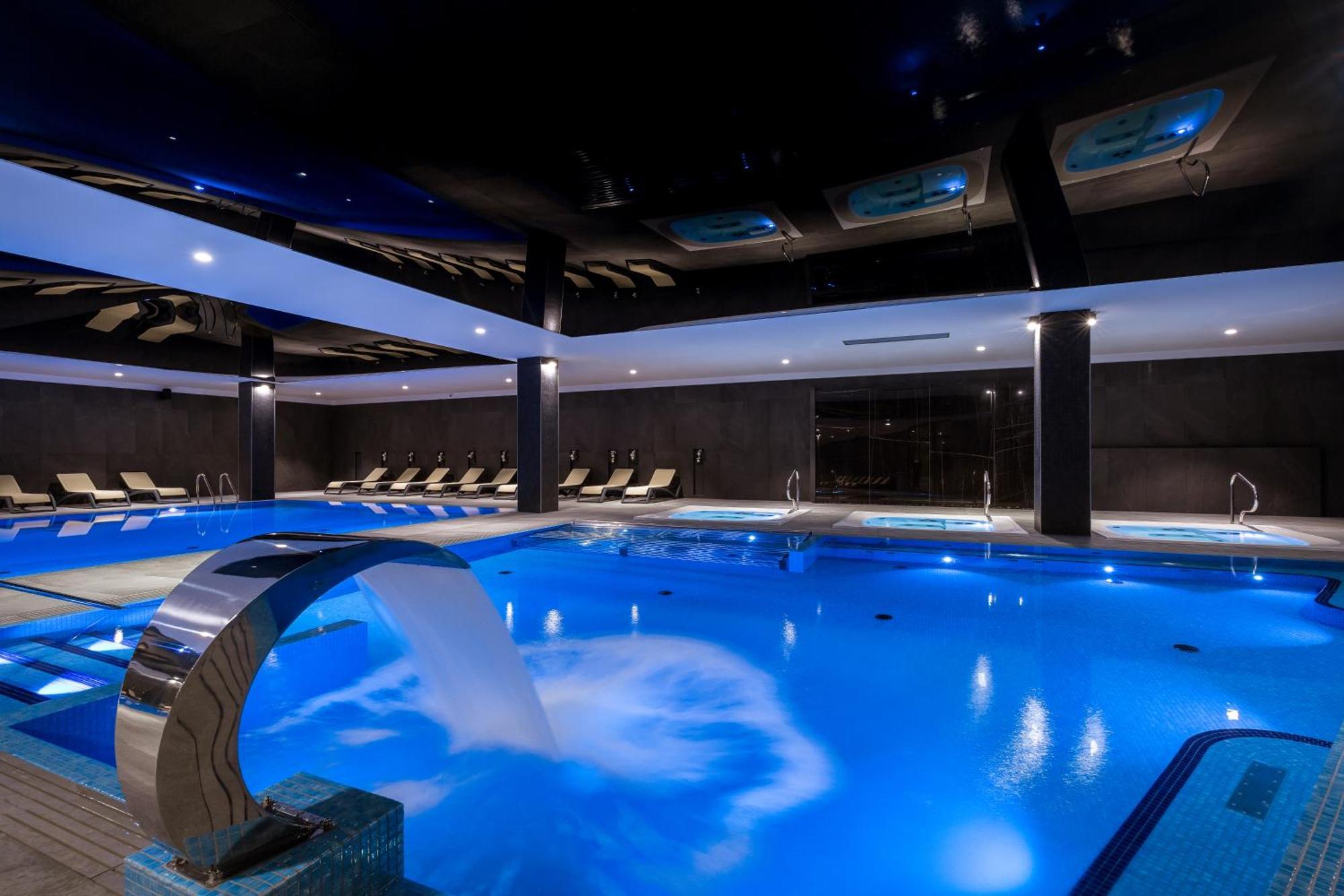 Green Mountain 5* Hotel Karpacz Exteriör bild The swimming pool at the hotel